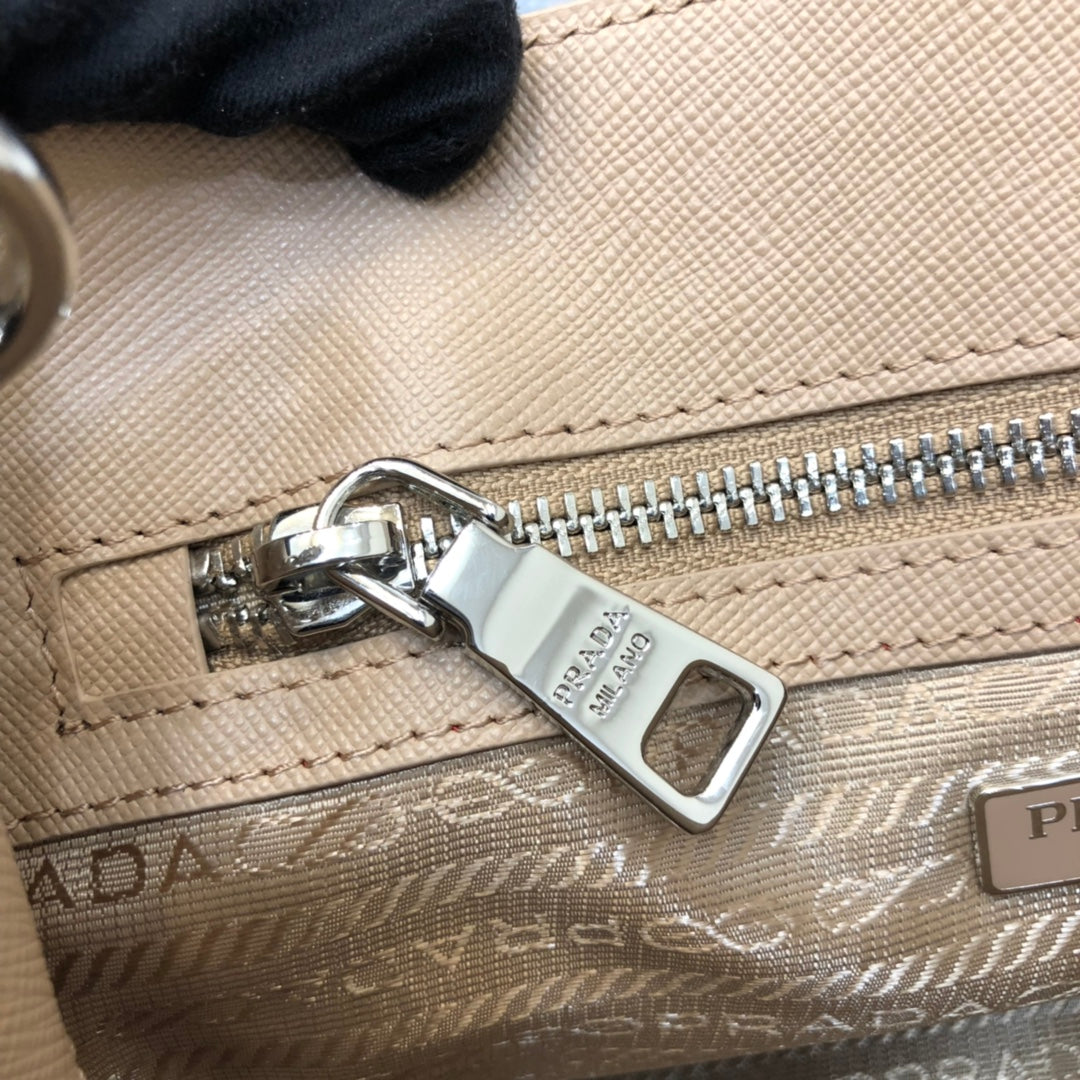 PRA MINI 23 TASCHE AUS SAFFIANO-LEDER IN HELLBRAUN BEIGE