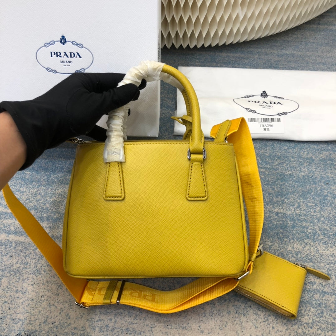 PRA MINI 23 TASCHE AUS SAFFIANO-LEDER IN SONNENGELB