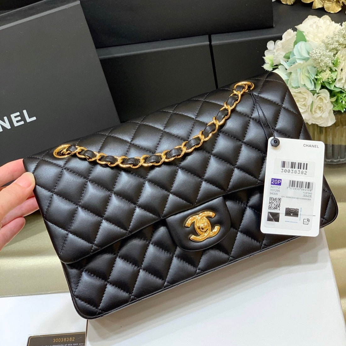 CHANEL CLASSIC FLAP 25 BLACK LAMBSKIN YELLOW GOLD HARDWARE - bag