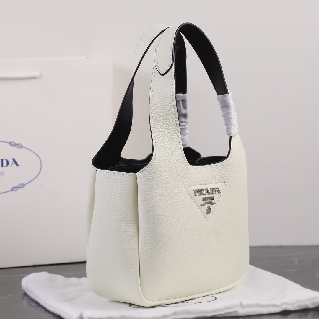 PRA 18 DYNAMIQUE LOGO TOTE BAG AUS WEISSEM KALBSLEDER