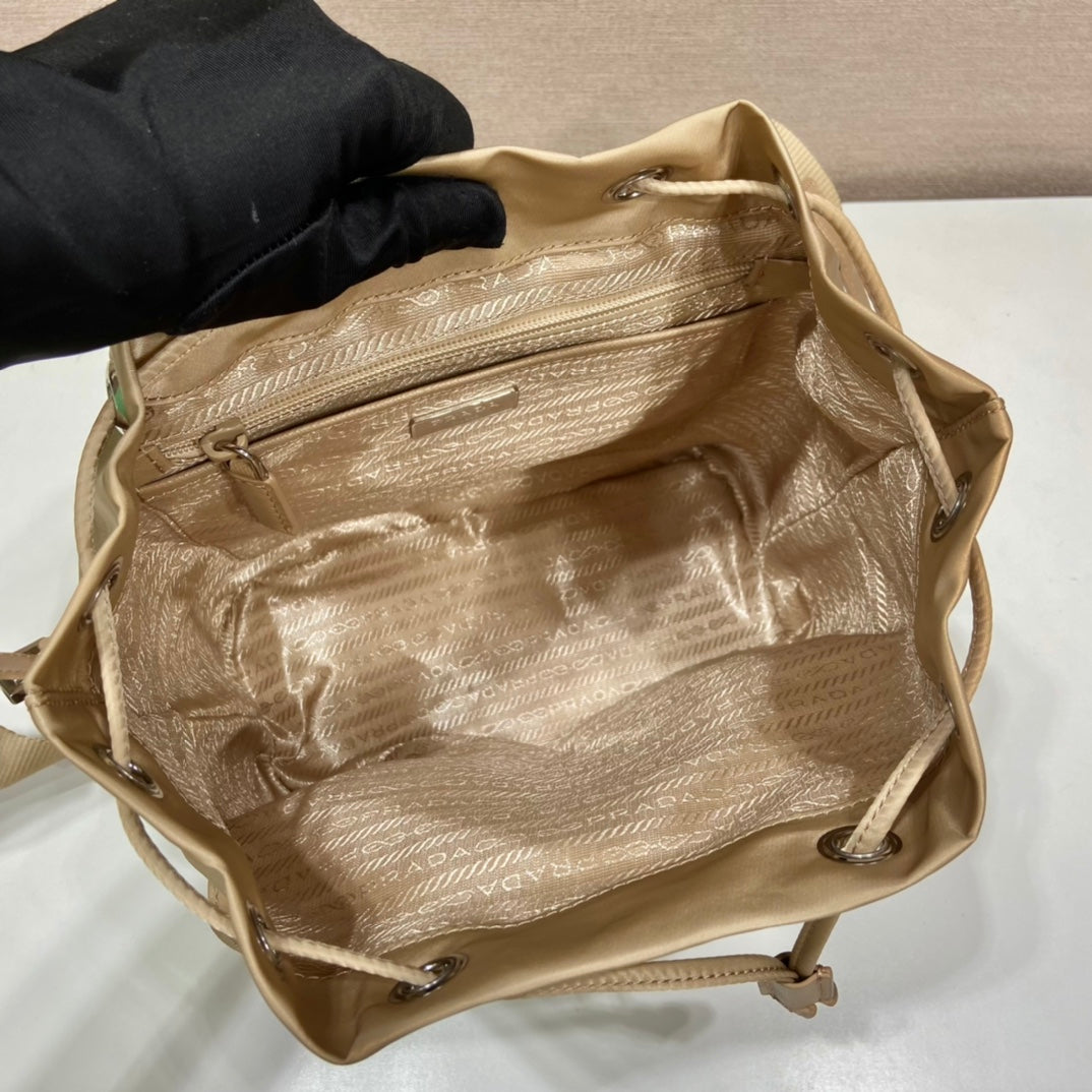 KLEINER RUCKSACK 28 AUS SCHNÜRSENKEL-STOFF IN BEIGE FALLSCHIRMSTOFF