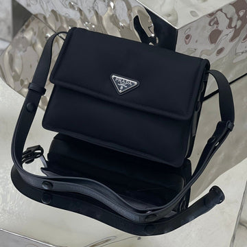 PRA CINI 23 MEDIUM TASCHE AUS SCHWARZEM RE-NYLON MIT RIEMEN