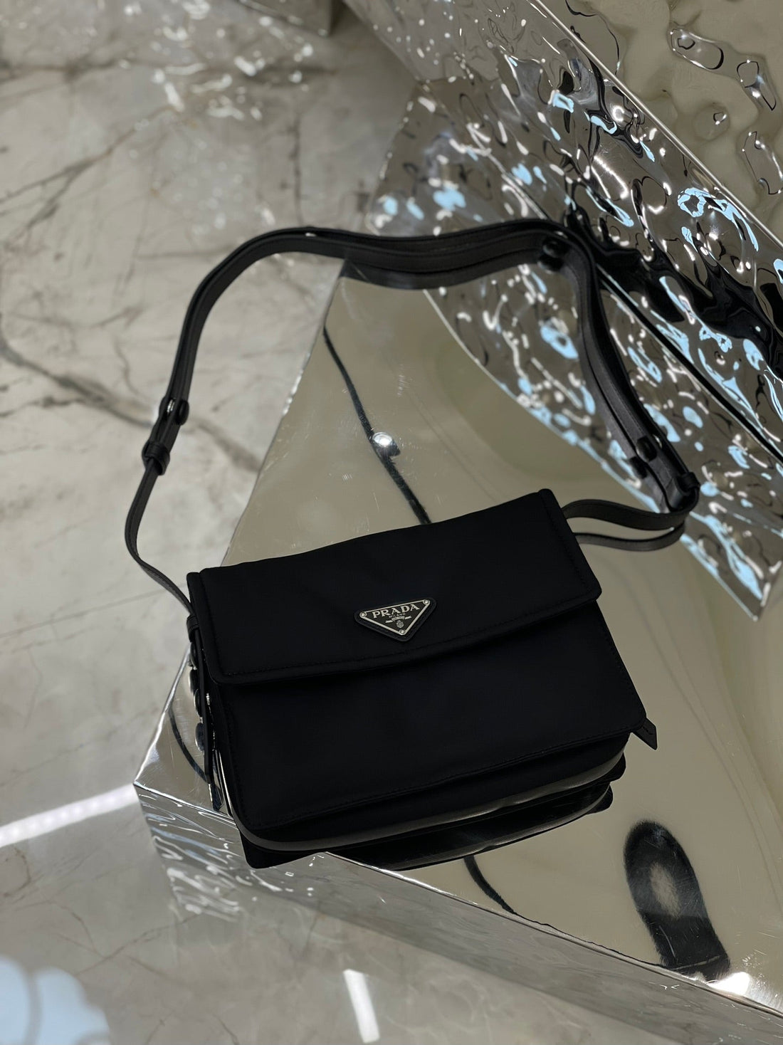 PRA CINI 23 MEDIUM TASCHE AUS SCHWARZEM RE-NYLON MIT RIEMEN