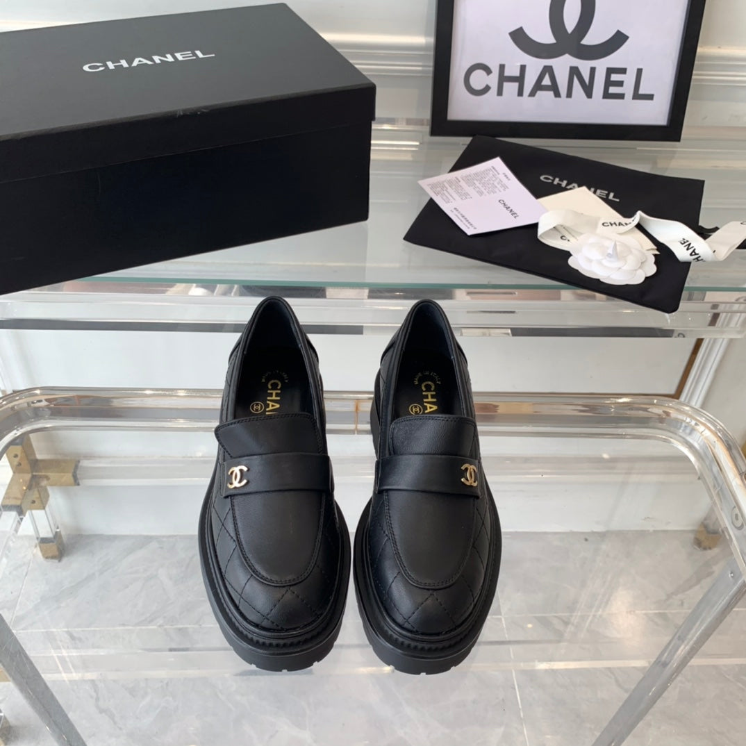 Slipper Schwarz gestepptes Kalbsleder