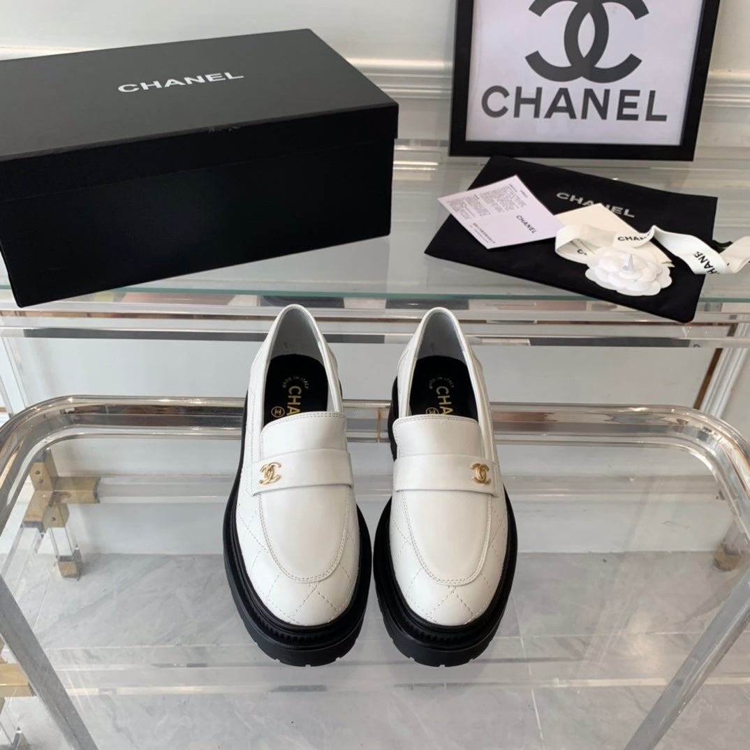 Mokassins weiß schwarz gestepptes Kalbsleder