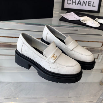 Mokassins weiß schwarz gestepptes Kalbsleder