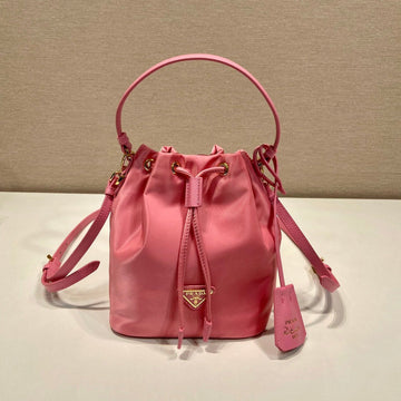 BEUTELTASCHE 19 AUS CANDY PINK RE-NYLON UND GRIFF AUS SAFFIANOLEDER