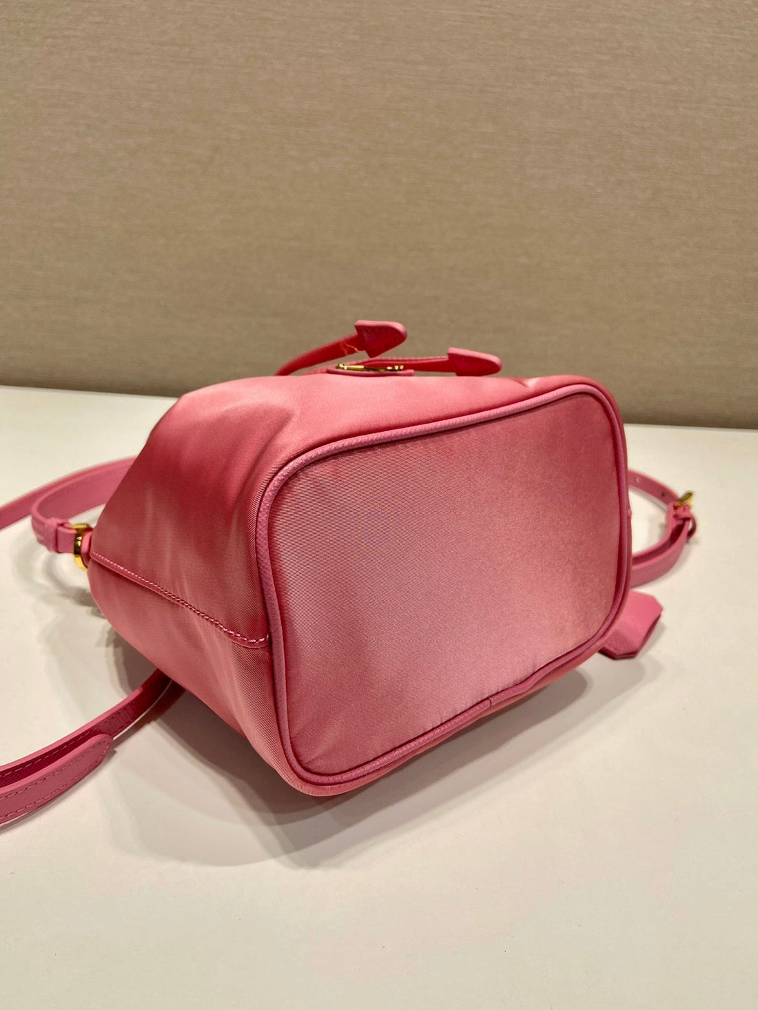 BEUTELTASCHE 19 AUS CANDY PINK RE-NYLON UND GRIFF AUS SAFFIANOLEDER