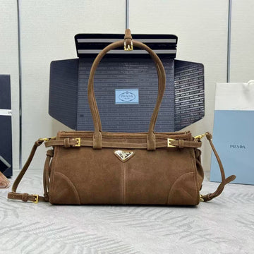 TOTE BAG MIT GÜRTEL 32 AUS ROSTBRAUNEM WILDLEDER GOLDENE METALLBESCHLÄGE