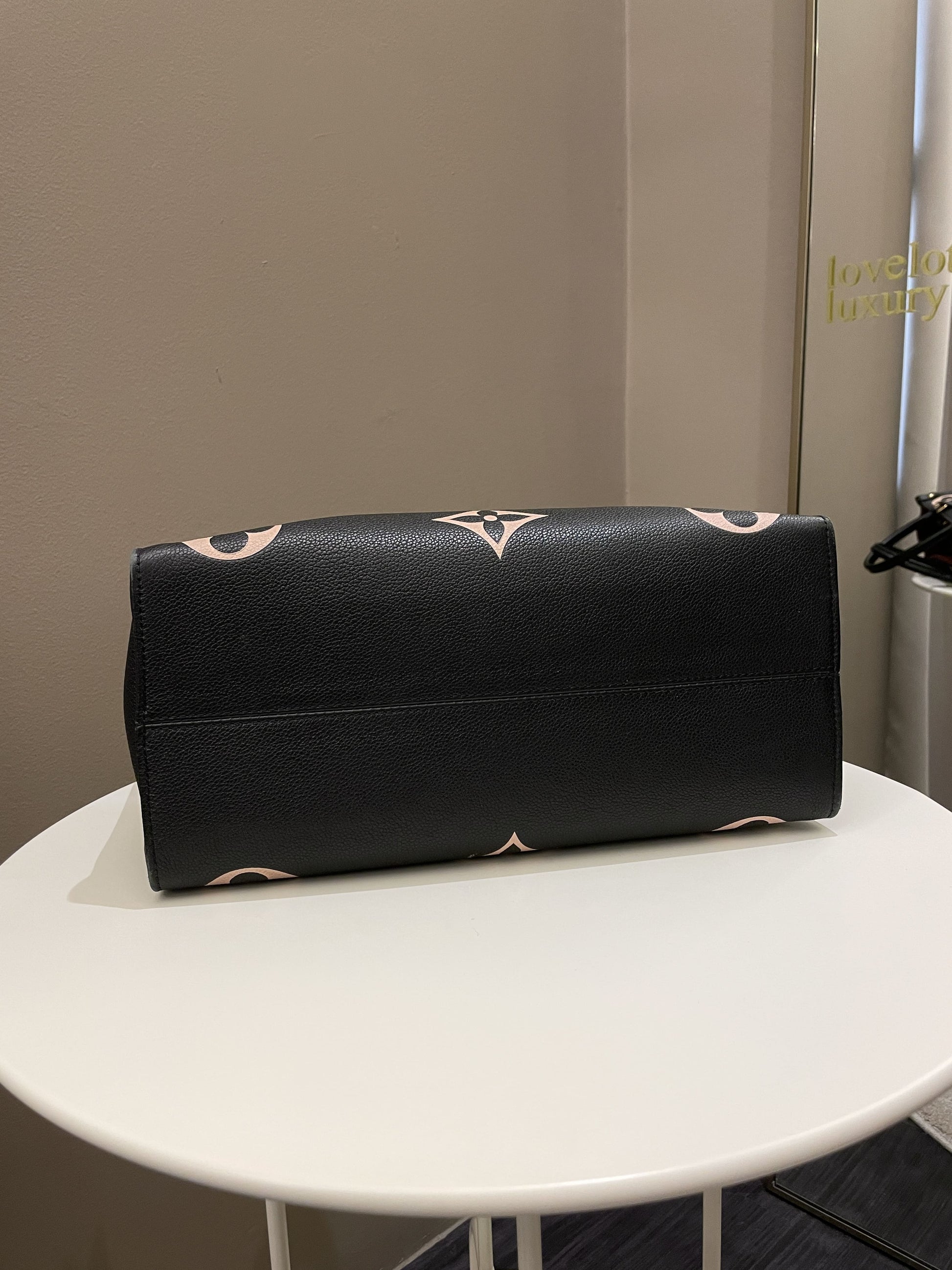 Louis Vuitton Onthego Tote MM Black / Crème - Bags - 6