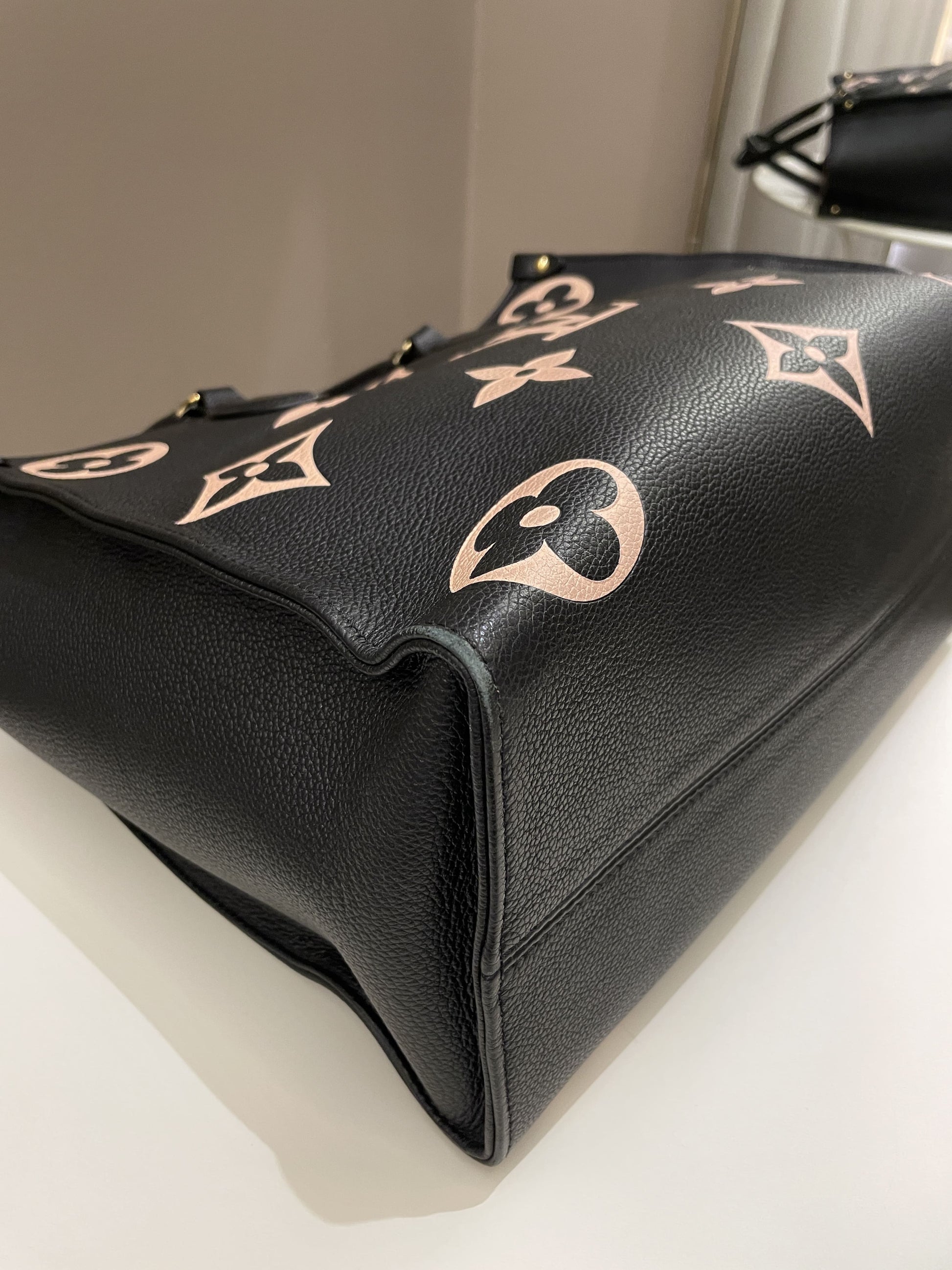 Louis Vuitton Onthego Tote MM Black / Crème - Bags - 7