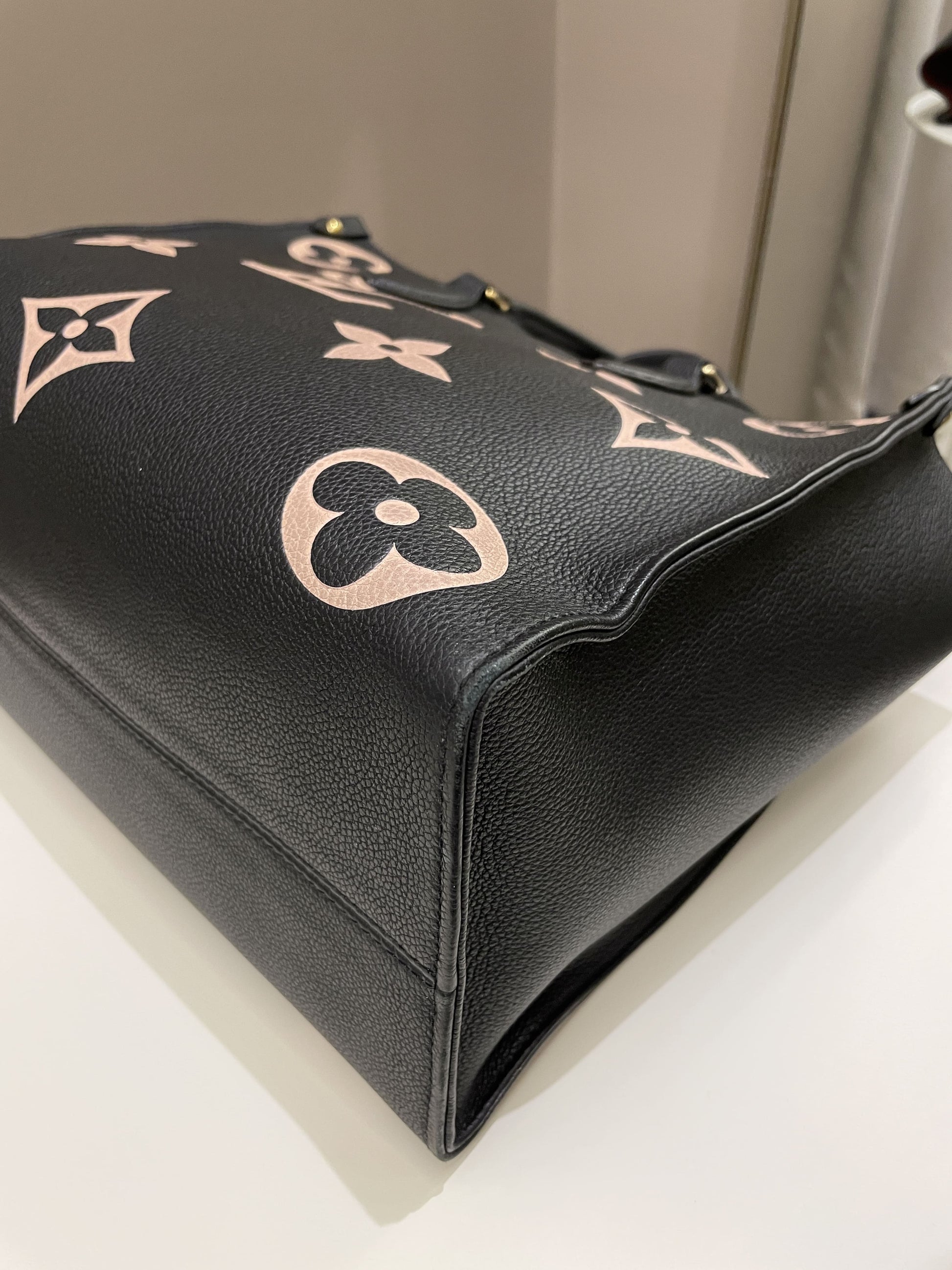 Louis Vuitton Onthego Tote MM Black / Crème - Bags - 8