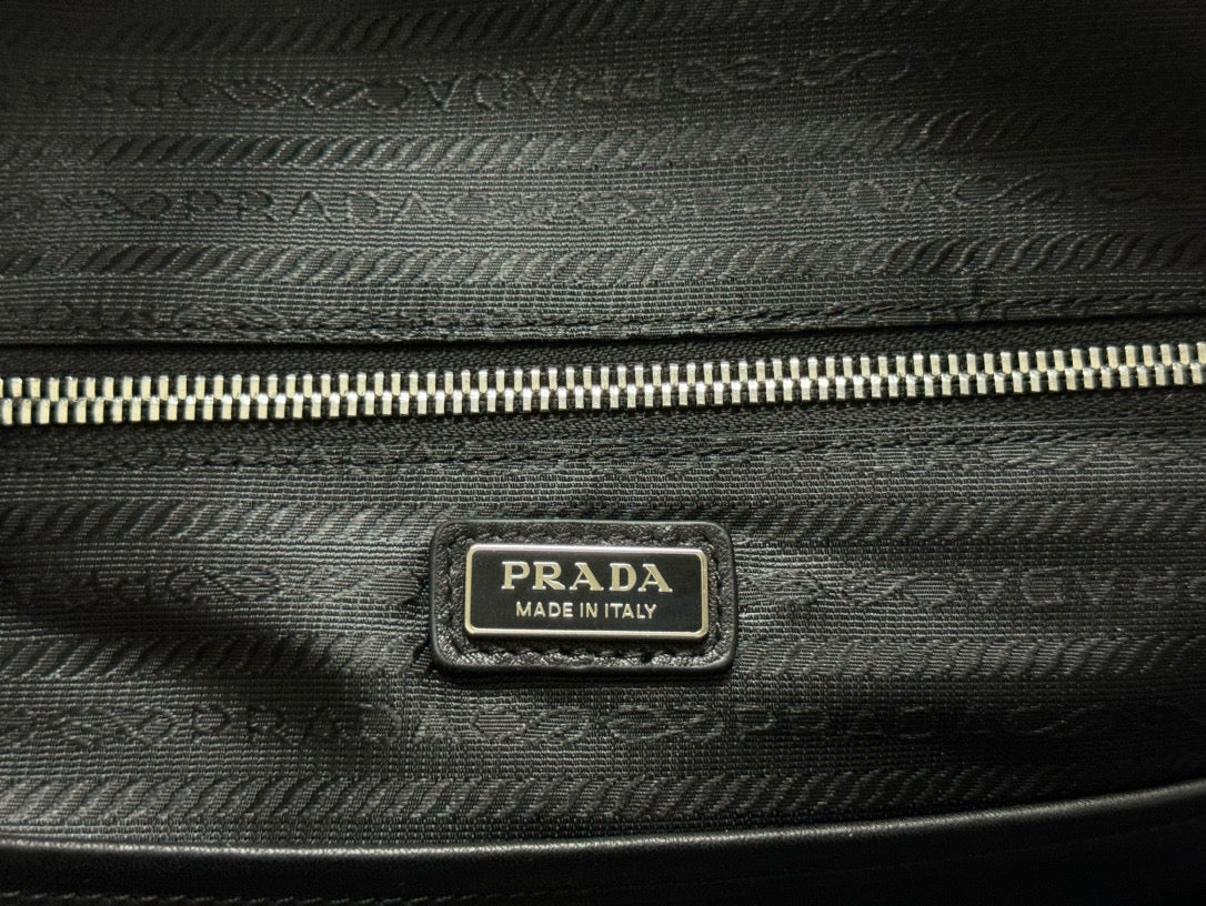 Prada Rucksack mit dreieckigem Logo und Reißverschluss, schwarzes Saffiano-Leder