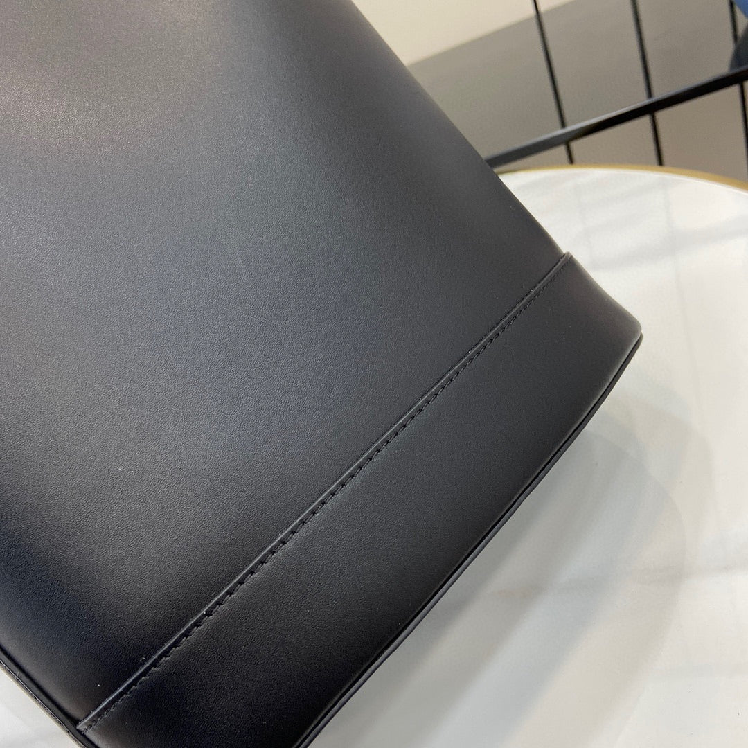 GUCCI small horsebit embellished leather bucket bag