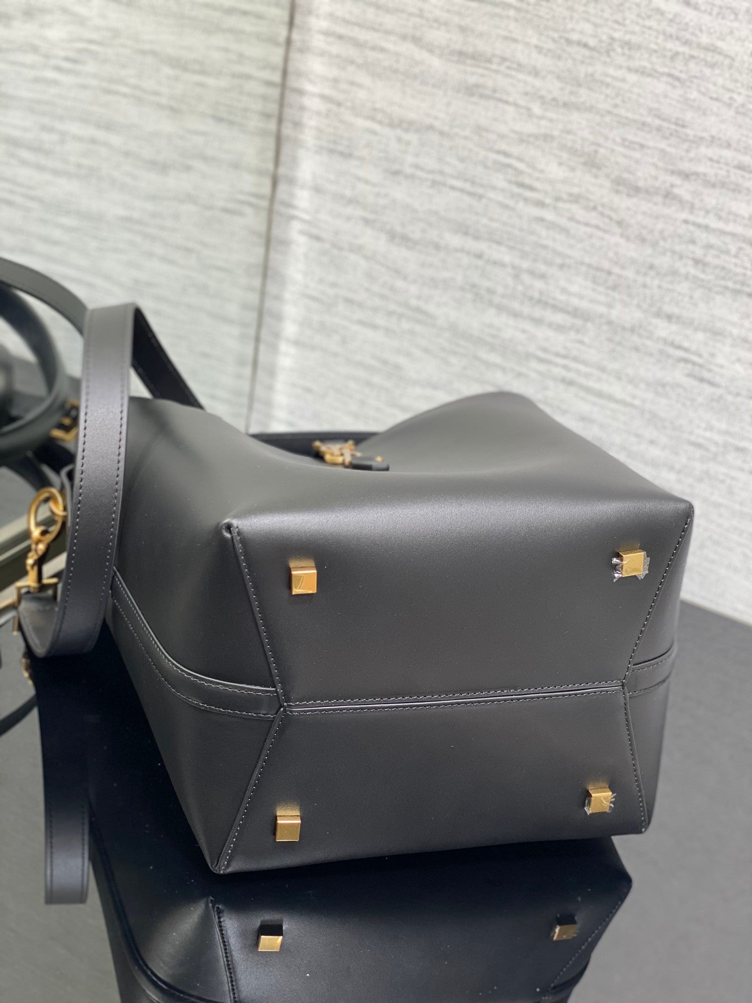 YSL Le 37 In Black Shiny Leather - 20 X 25 X 16 CM