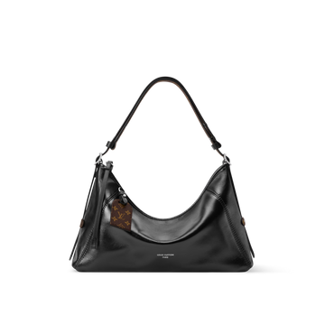 The LV Vibe collection presents this Carryall East West, which artfully blends heritage details with a contemporary silhouette. It is made from supple lamb leather with signature Monogram trims, including a name tag that pays tribute to the House’s archival trunks. Sized to fit everyday essentials, it has a removable strap and can be worn crossbody, over one shoulder or carried by hand.