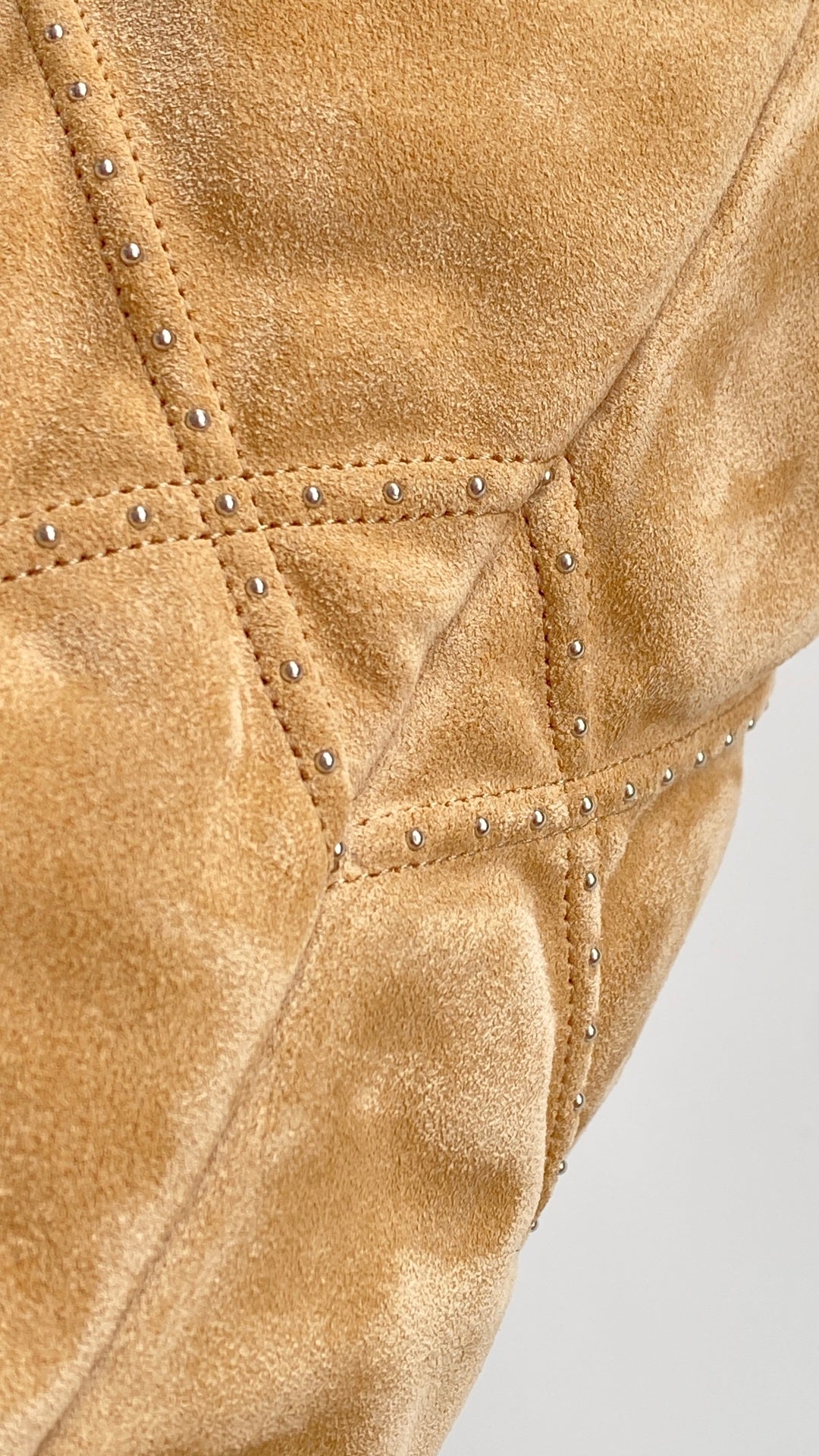 Chanel 25 gesteppte, genietete Tasche Beige Wildleder