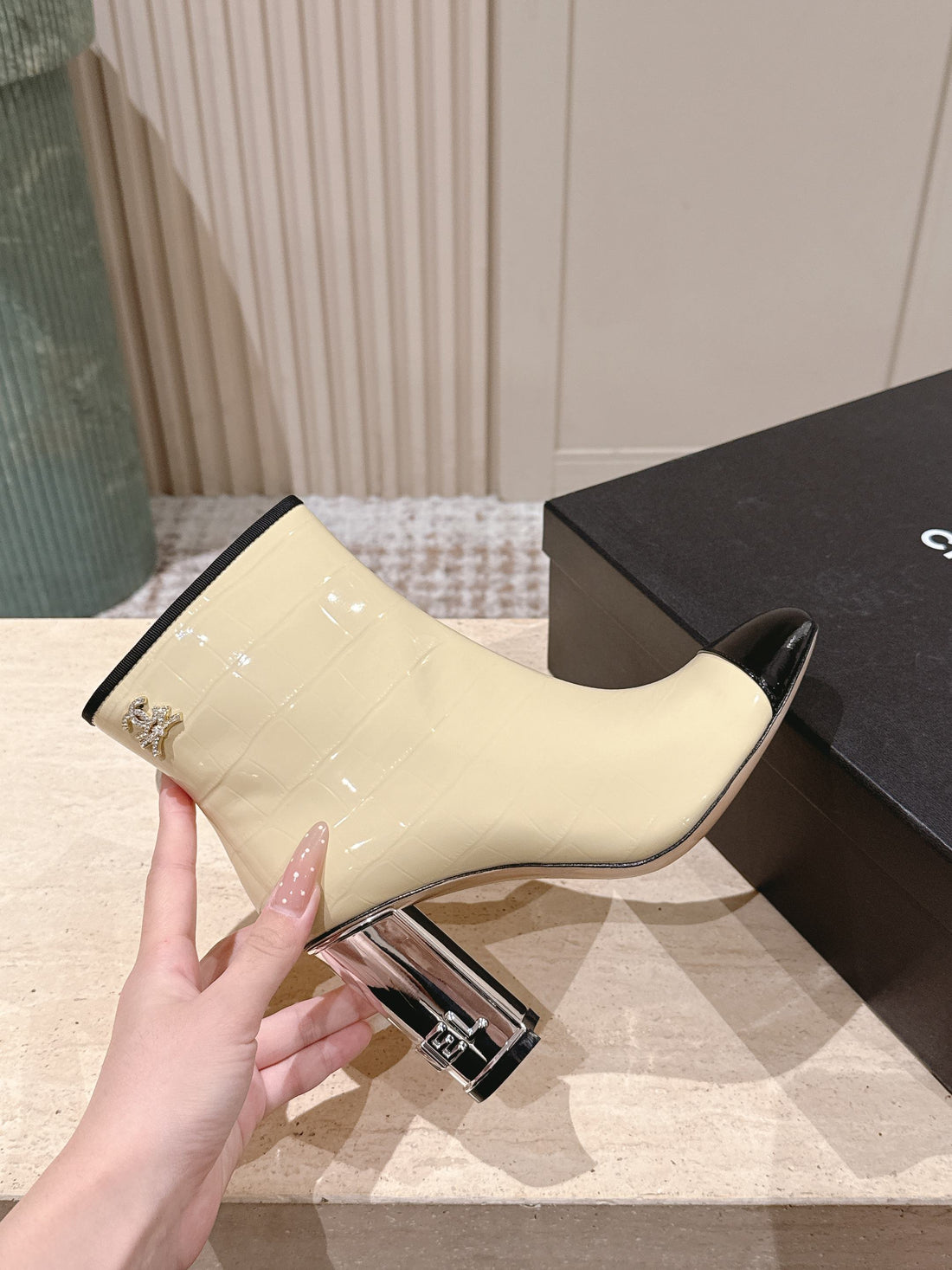 CC high-heeled ankle boots beige black patent calfskin 532832