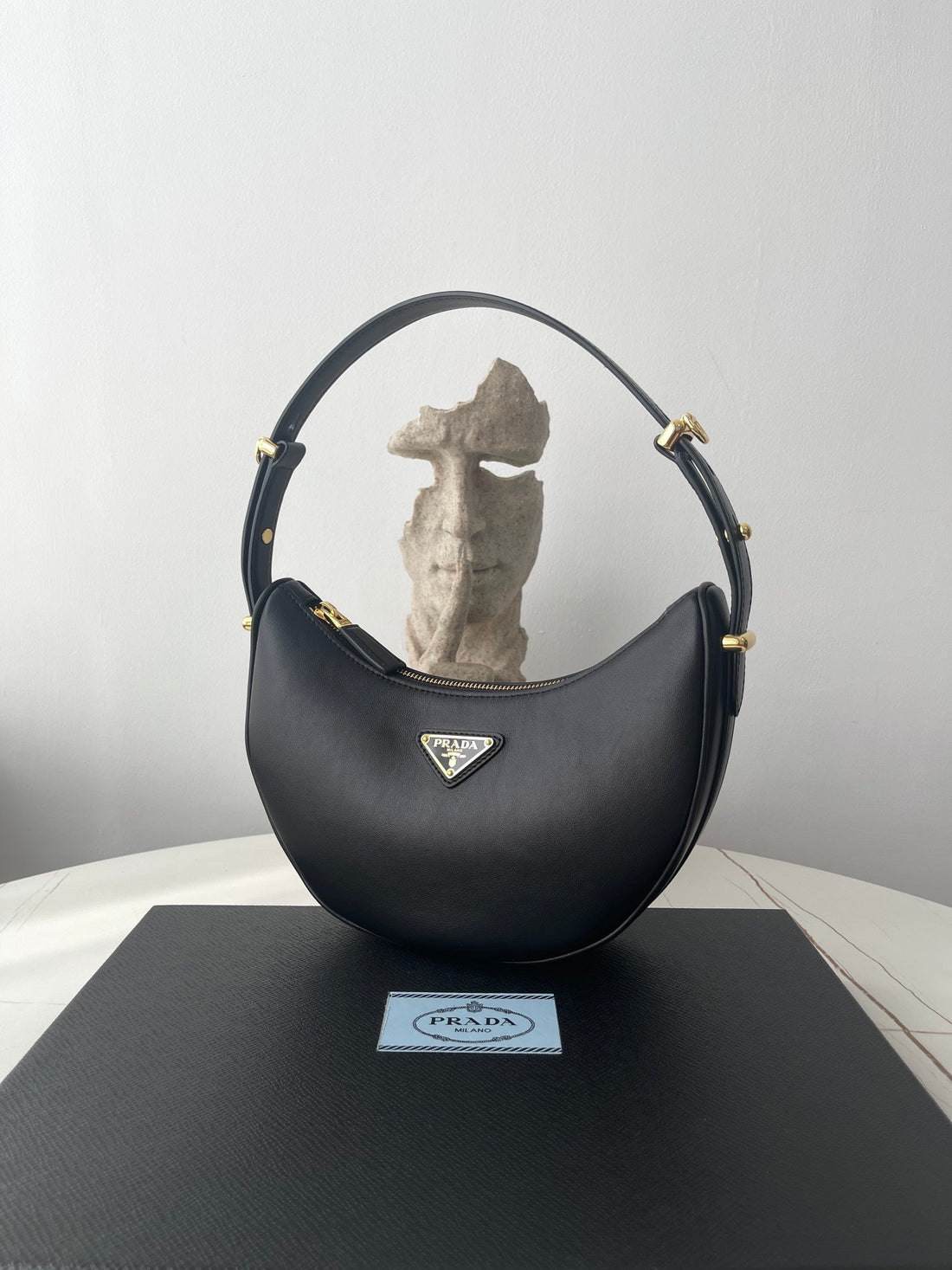 PRA ARQUÉ 22 UMHÄNGETASCHE AUS SCHWARZEM LEDER