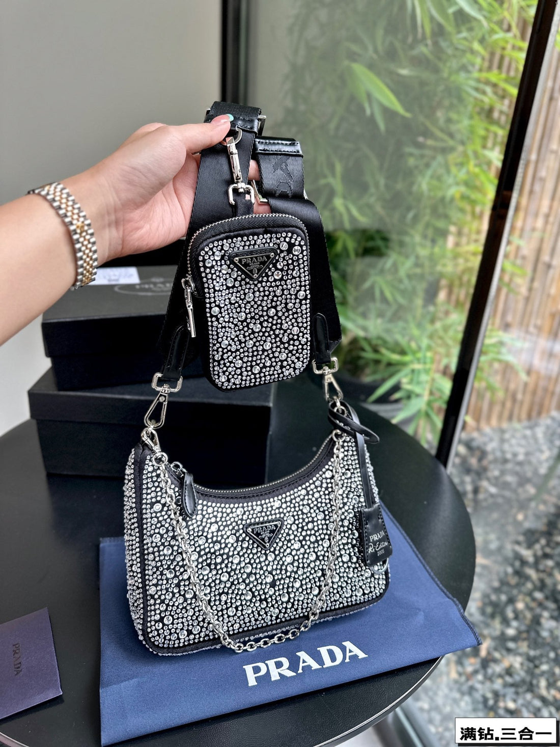 PRA 22 SATIN-MINI-TASCHE MIT KOMPLETT STRASSSTEINEN