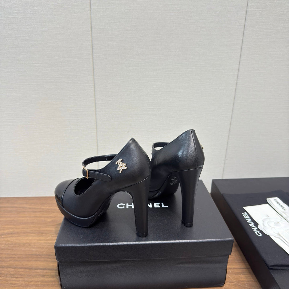 Chanel 25 High Heel Pump Schwarzes Lammleder 465594