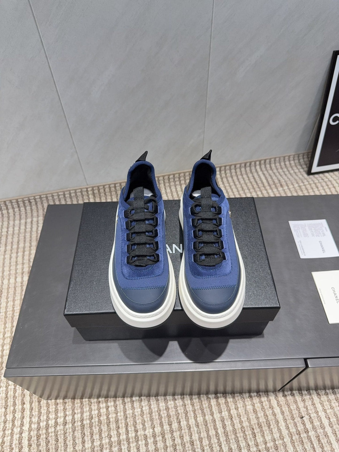 Chanel 25 Sneaker Blau Weiß Schwarz Wildleder Lammfell 540286