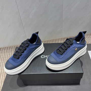 Chanel 25 Sneaker Blau Weiß Schwarz Wildleder Lammfell 540286
