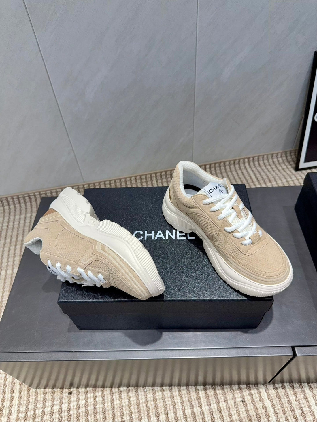 Chanel 25 Sneaker Hellbraun Weißes Mesh-Gewebe 540318
