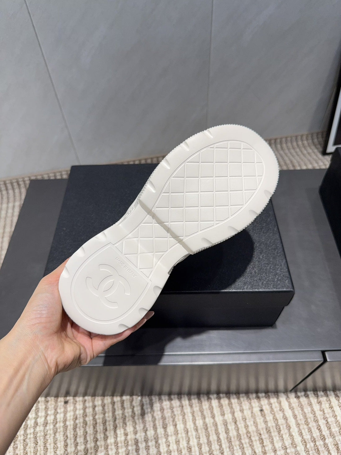 Chanel 25 Sneaker Schwarz Weiß Wildleder Stoff 540330