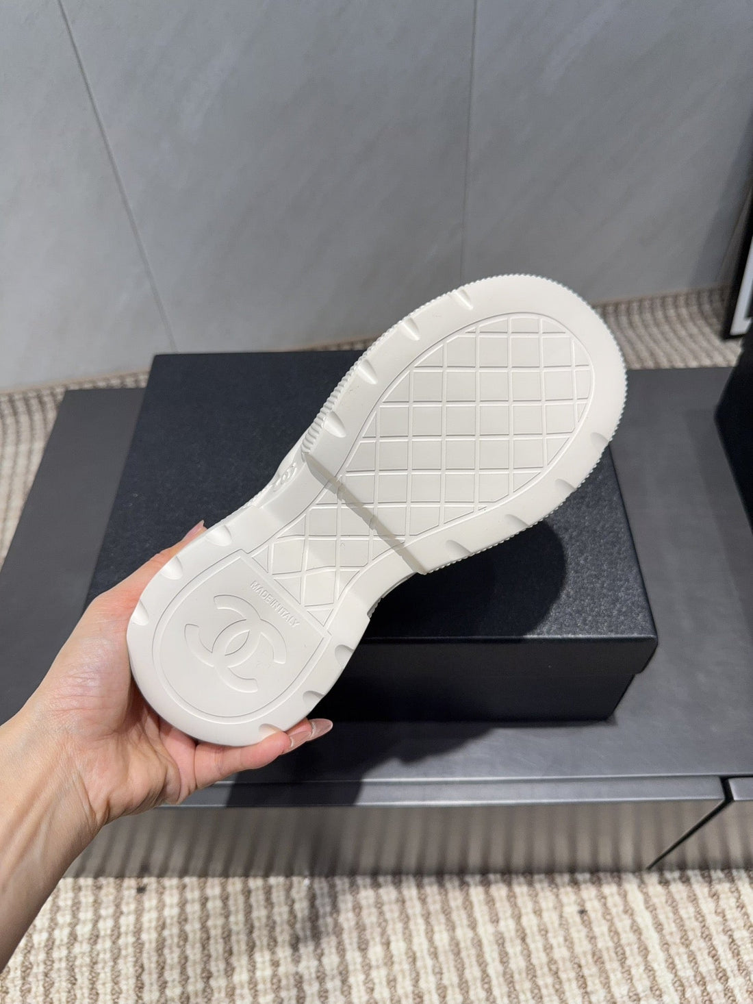 Chanel 25 Sneaker Elfenbeinweiß Wildleder Stoff 540331