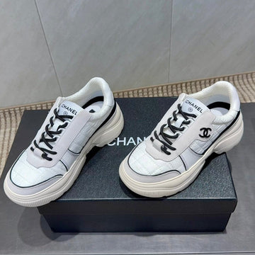 Chanel 25 Sneaker Elfenbeinweiß Wildleder Stoff 540331