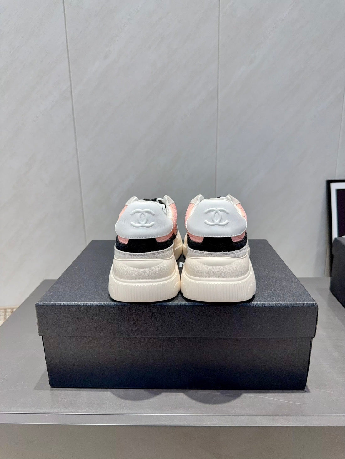 Chanel 25 Sneaker Elfenbeinrosa Wildleder Stoff 540332