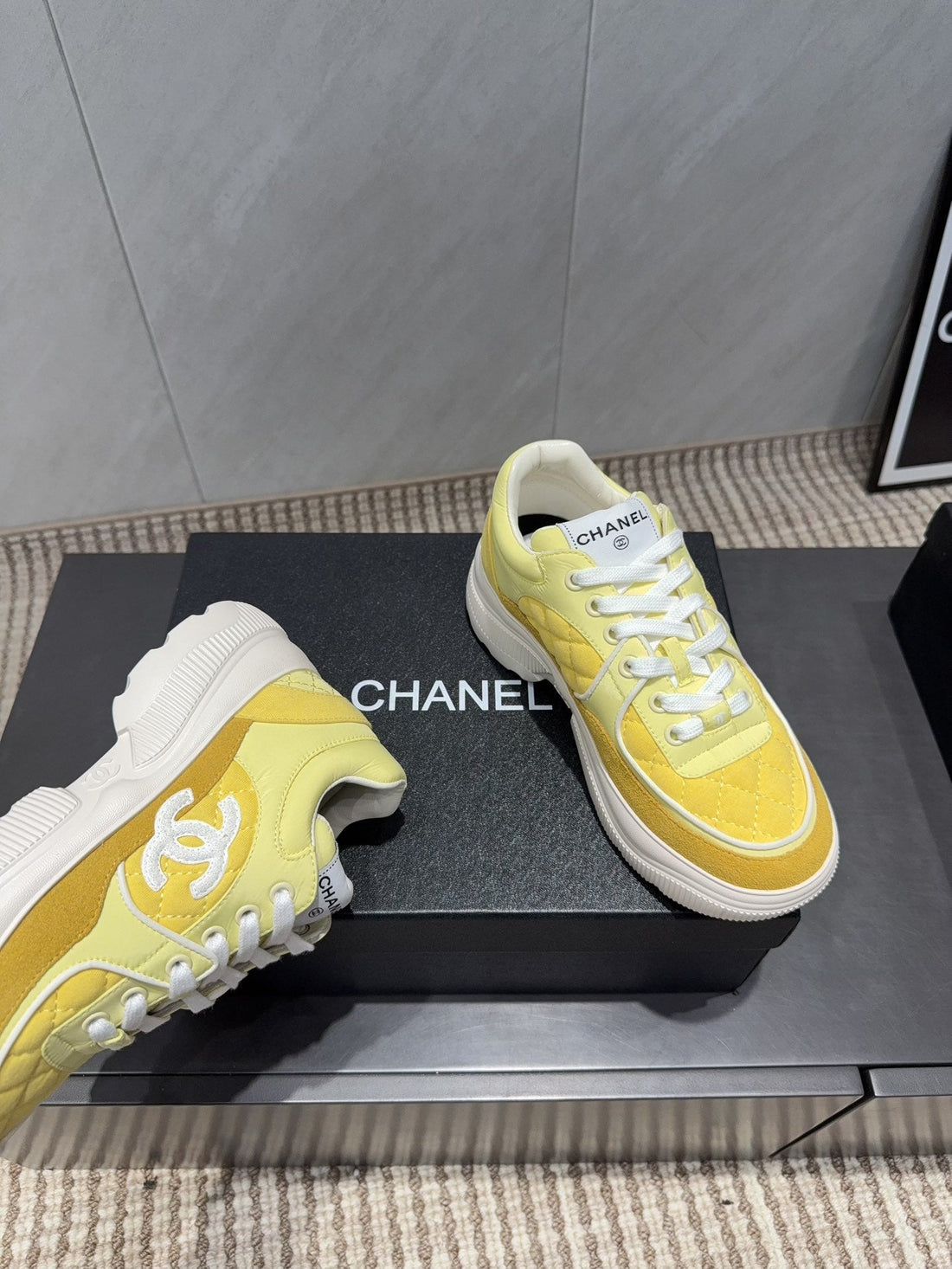 Chanel 25 Sneaker Gelb Weiß Wildleder Kalbsleder 540336