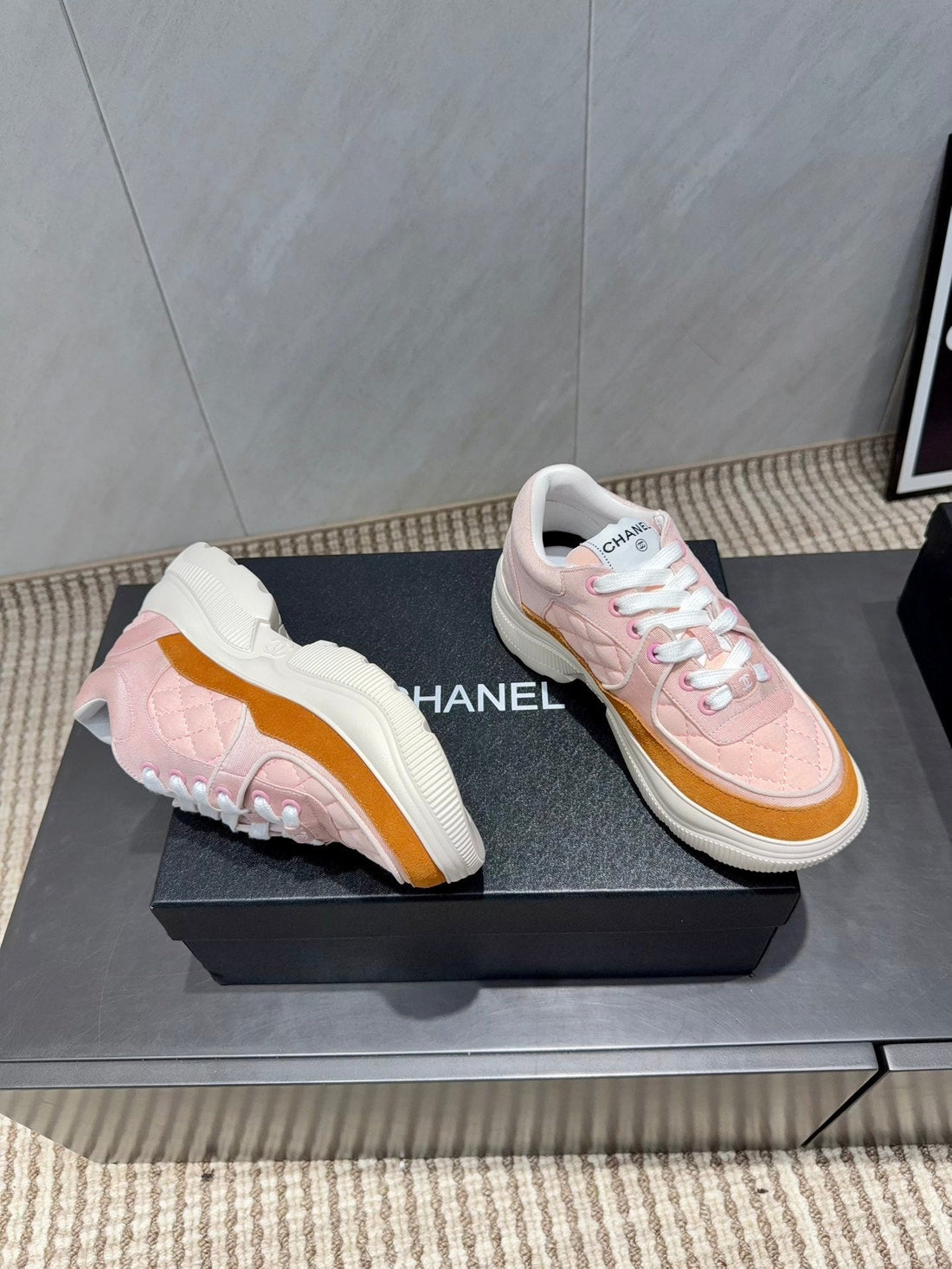 Chanel 25 Sneaker Pink Braun Weiß Wildleder Rindsleder 540338