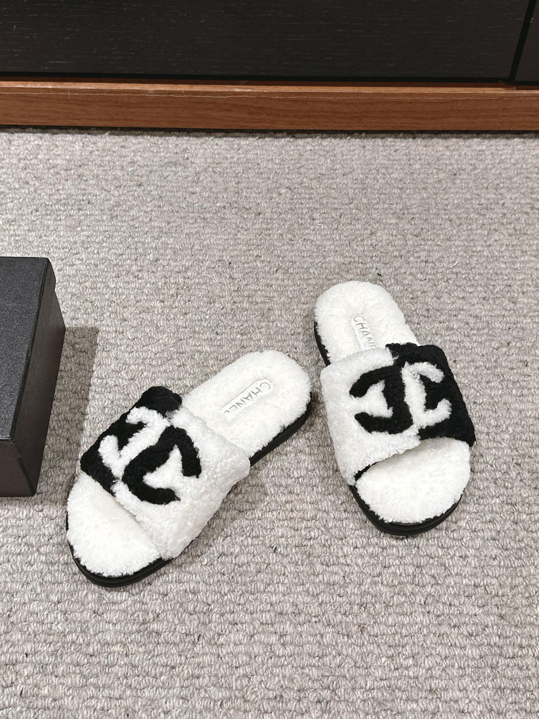 CC SLIPPERS IN WHITE MIX BLACK FLEECE