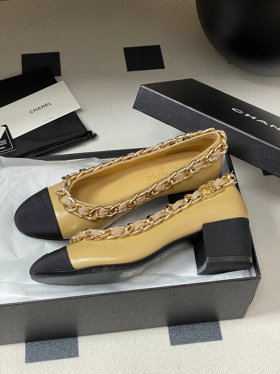 Chanel 25A 55mm Pump Big Chain Double C Beige Black Sheepskin 393813