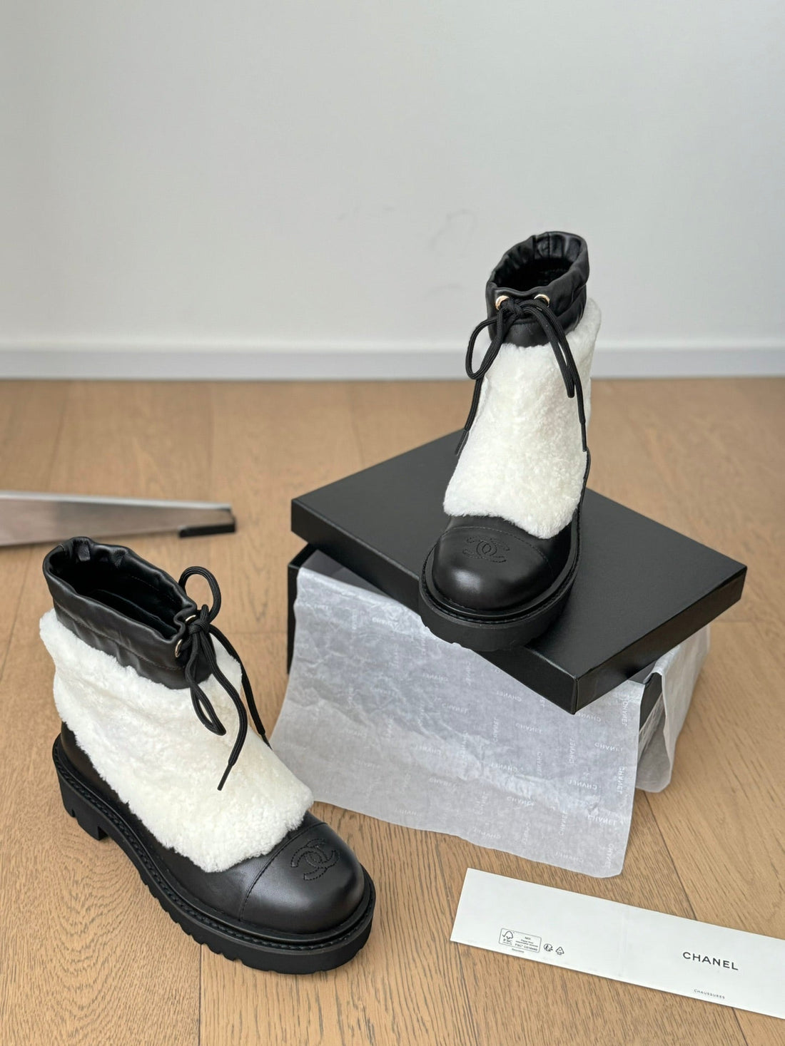 CC CHUNKY BOOTS IN WHITE SMOOTH FLEECE AND BLACK CALFSKIN
