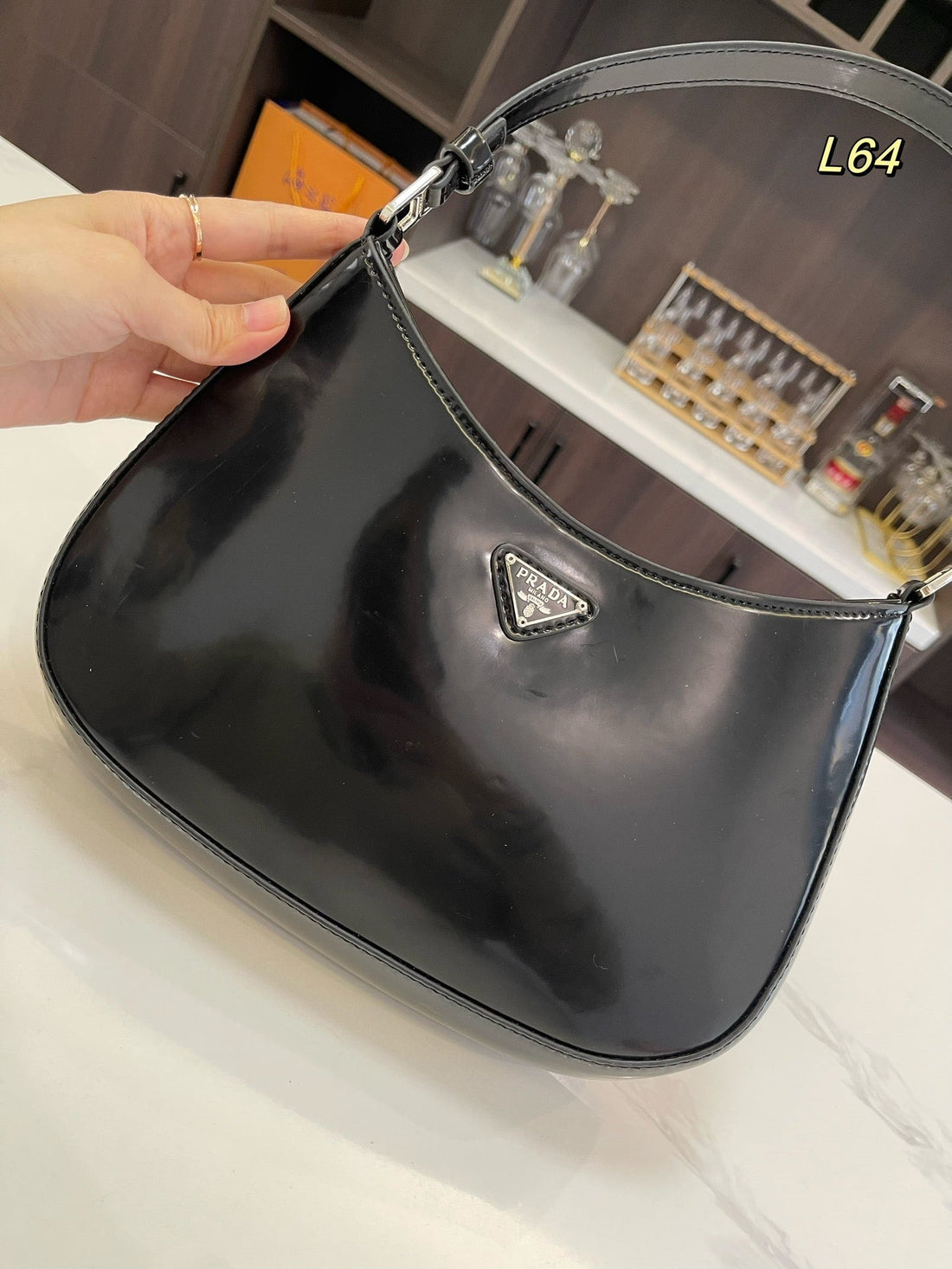 PRA 30 CLEO SCHULTERTASCHE AUS SCHWARZEM GEBÜRSTETEM LEDER