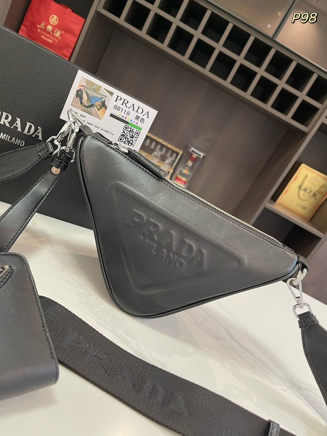 PRA TRIANGLE 27 UMHÄNGETASCHE AUS SCHWARZEM KALBSLEDER MIT RIEMEN