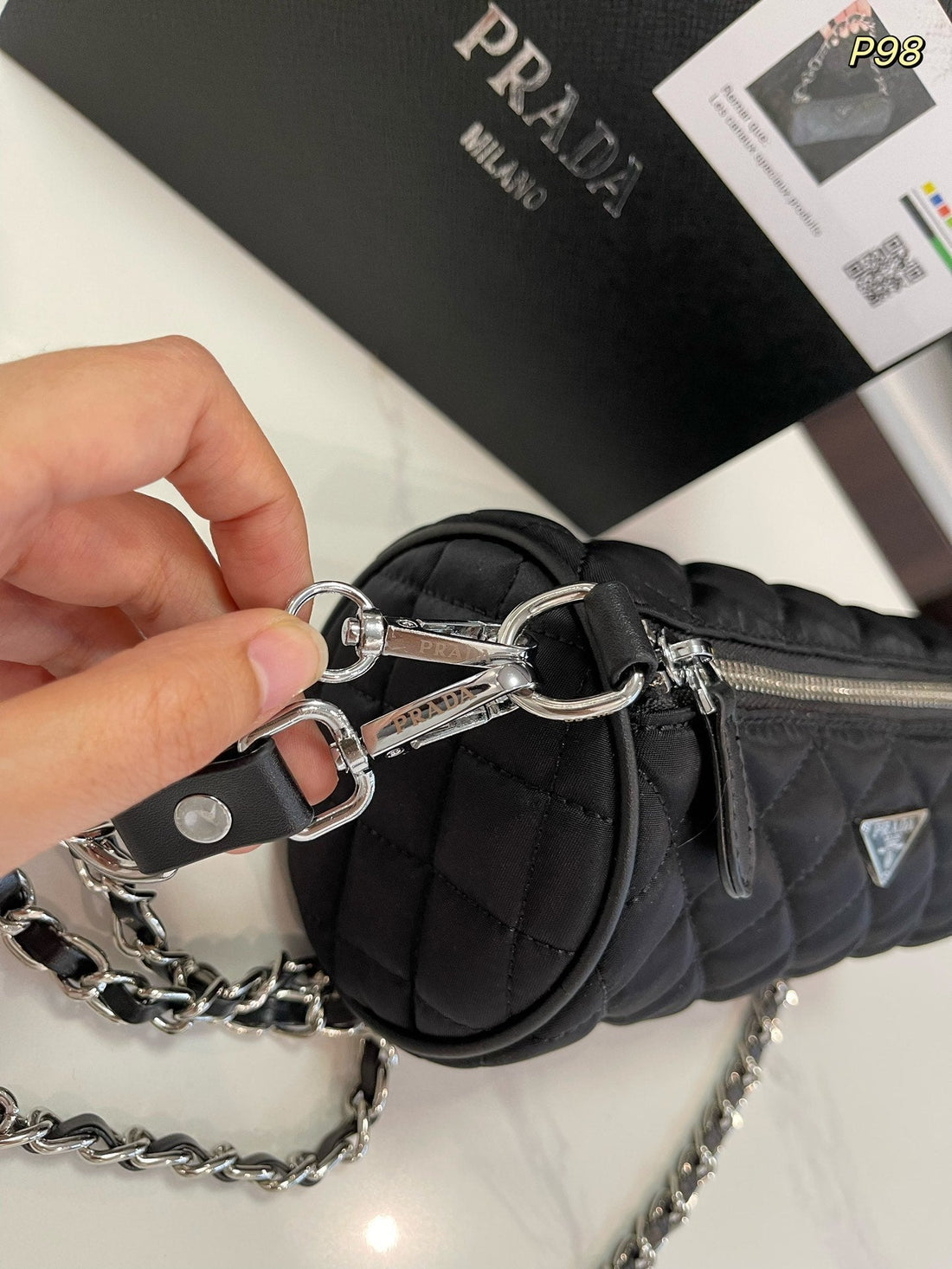 PRA ZYLINDERTASCHE 20 AUS SCHWARZEM RE-NYLON MIT SILBERNEN BESCHLÄGEN