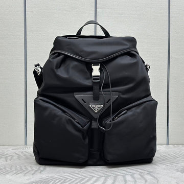 TRIANGLE LOGO BACKPACK 42 AUS SCHWARZEM RE-NYLON