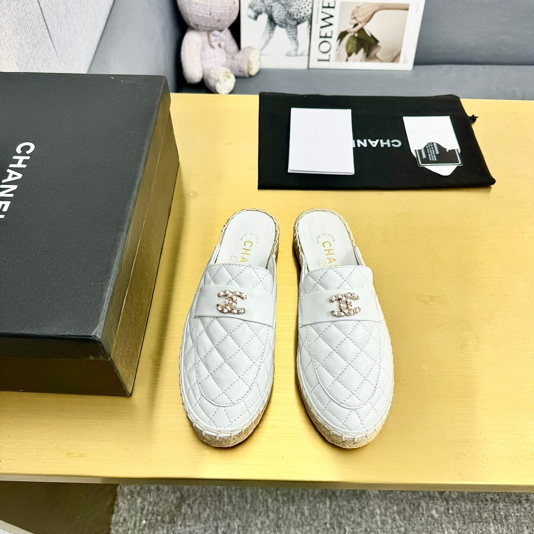 Mule aus gestepptem Kalbsleder in Weiß