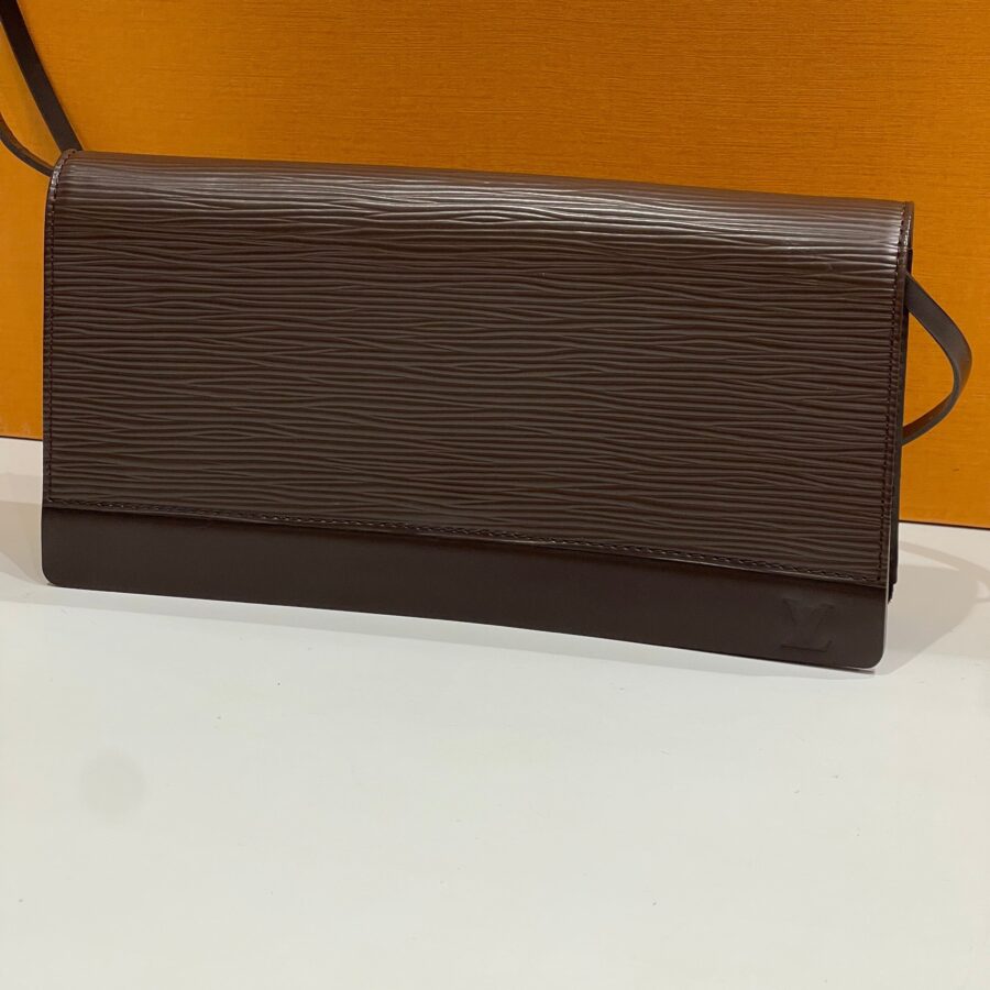 Louis Vuitton - Sac pochette accessoires PM cuir épi marron