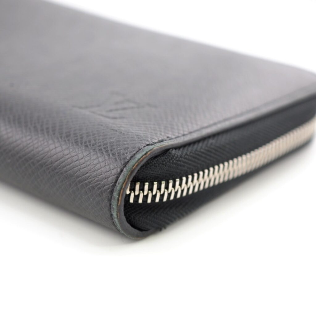 LOUIS VUITTON Zippy Organizer Taiga Long Wallet Black Men's - Product Image 2