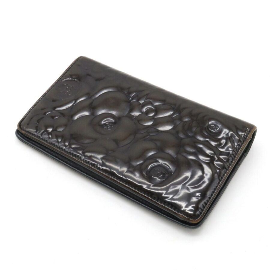 CHANEL Camellia Motif Here Mark Bifold Patent Leather Enamel Black | Studio Nafay