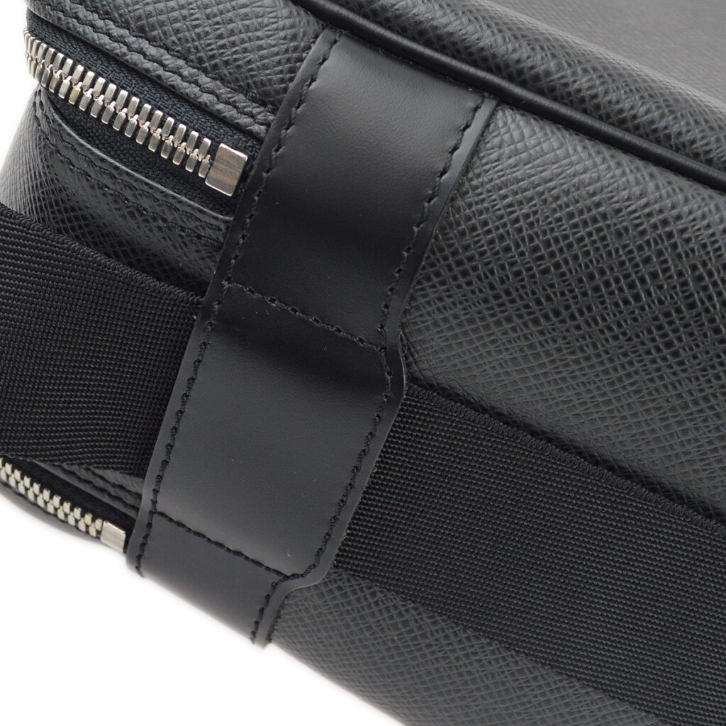 Louis Vuitton Black Taiga Reporter PM Shoulder Bag