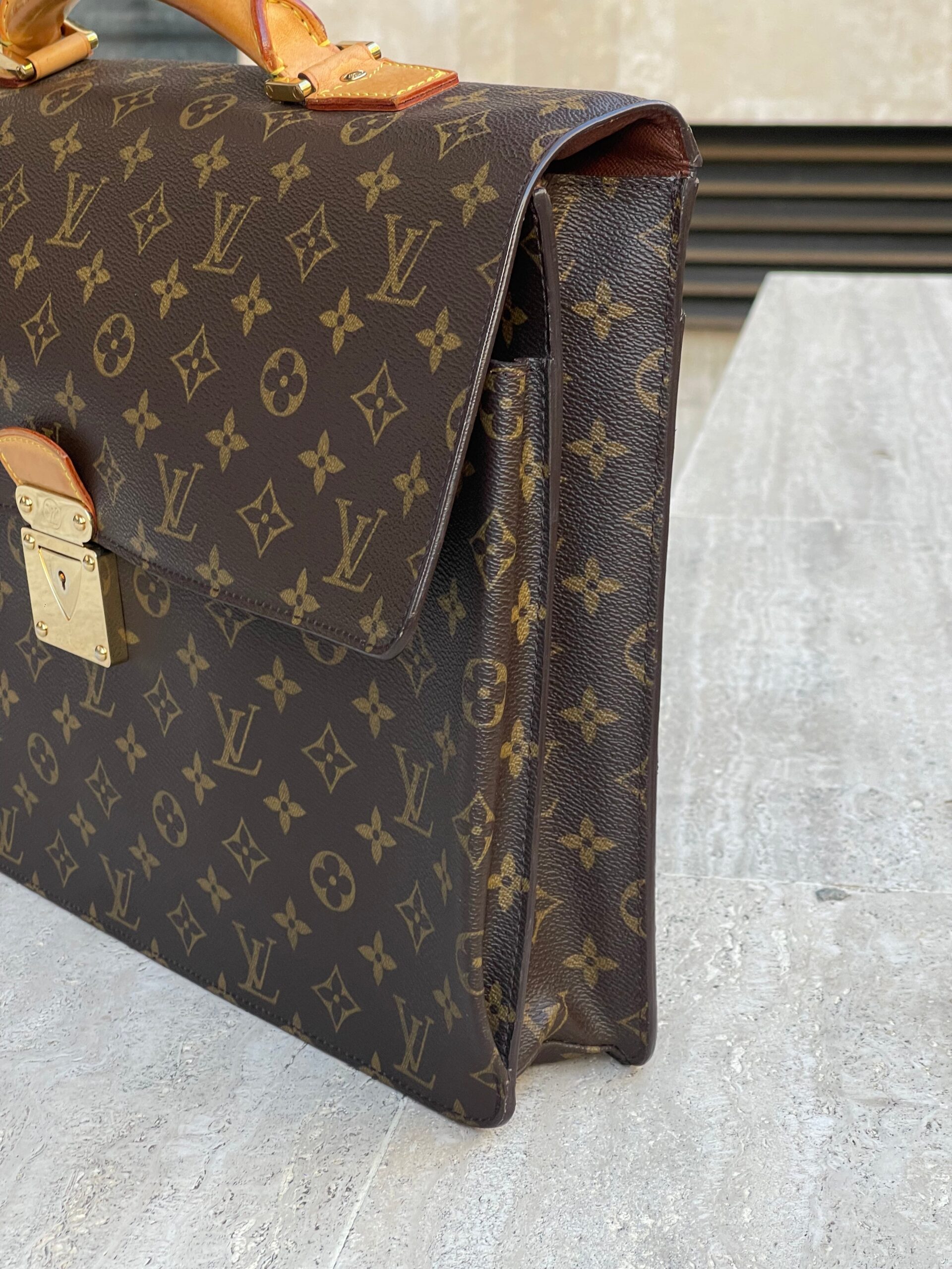 Louis Vuitton – Sac Robusto en toile monogramme