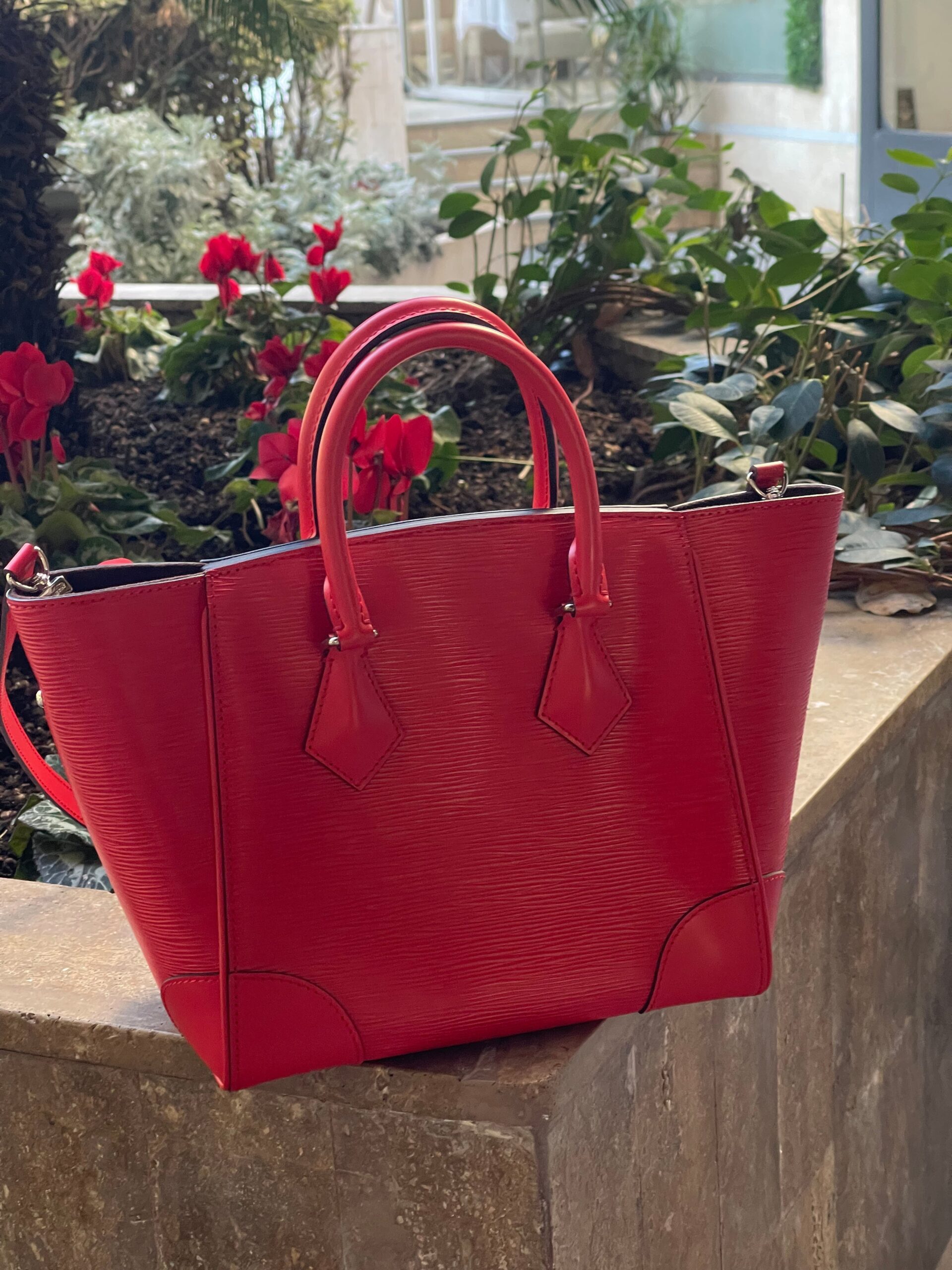 Louis Vuitton – Sac Phenix cuir épi rouge