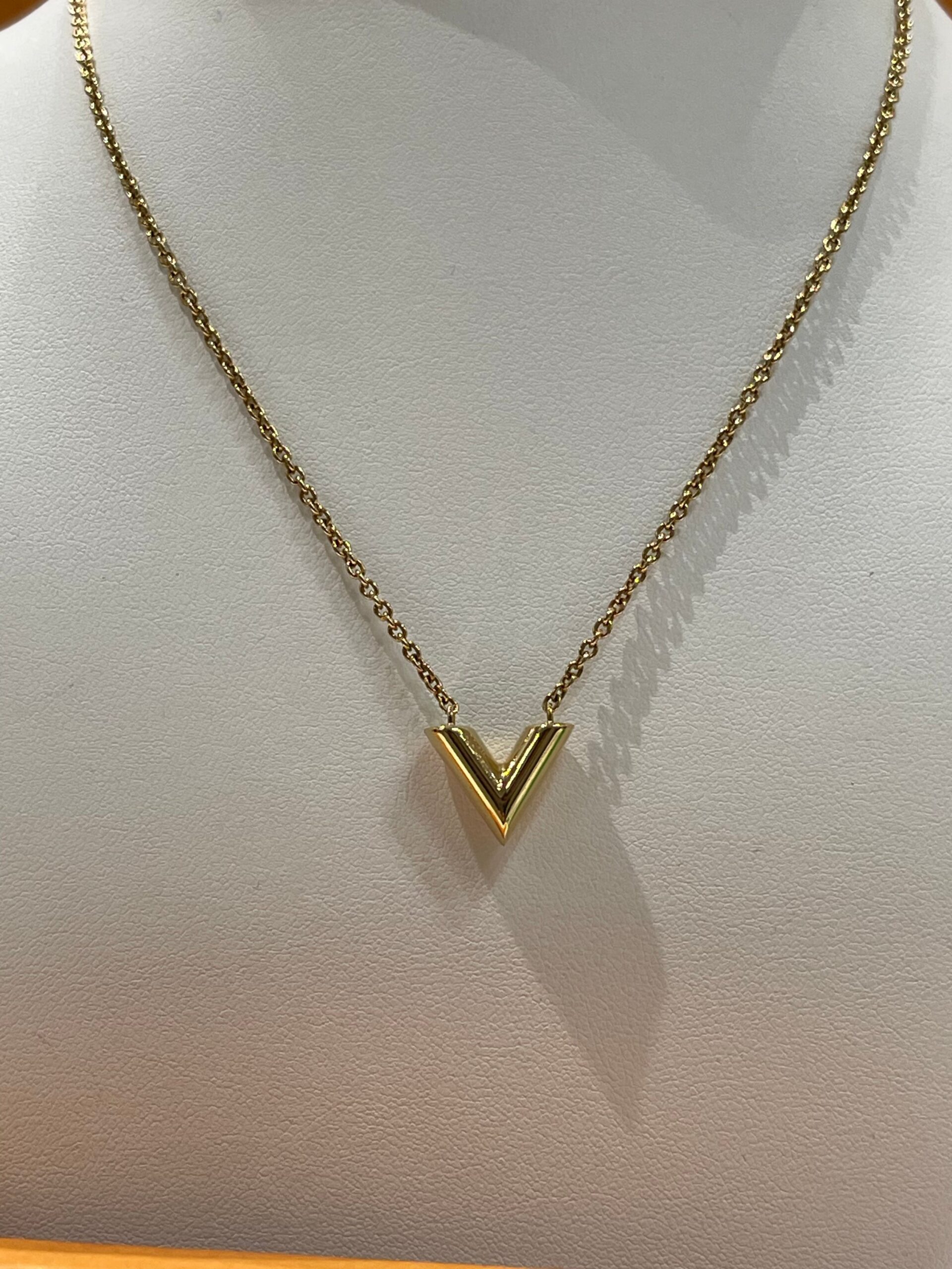 Louis Vuitton – Collier pendentif V essential gold