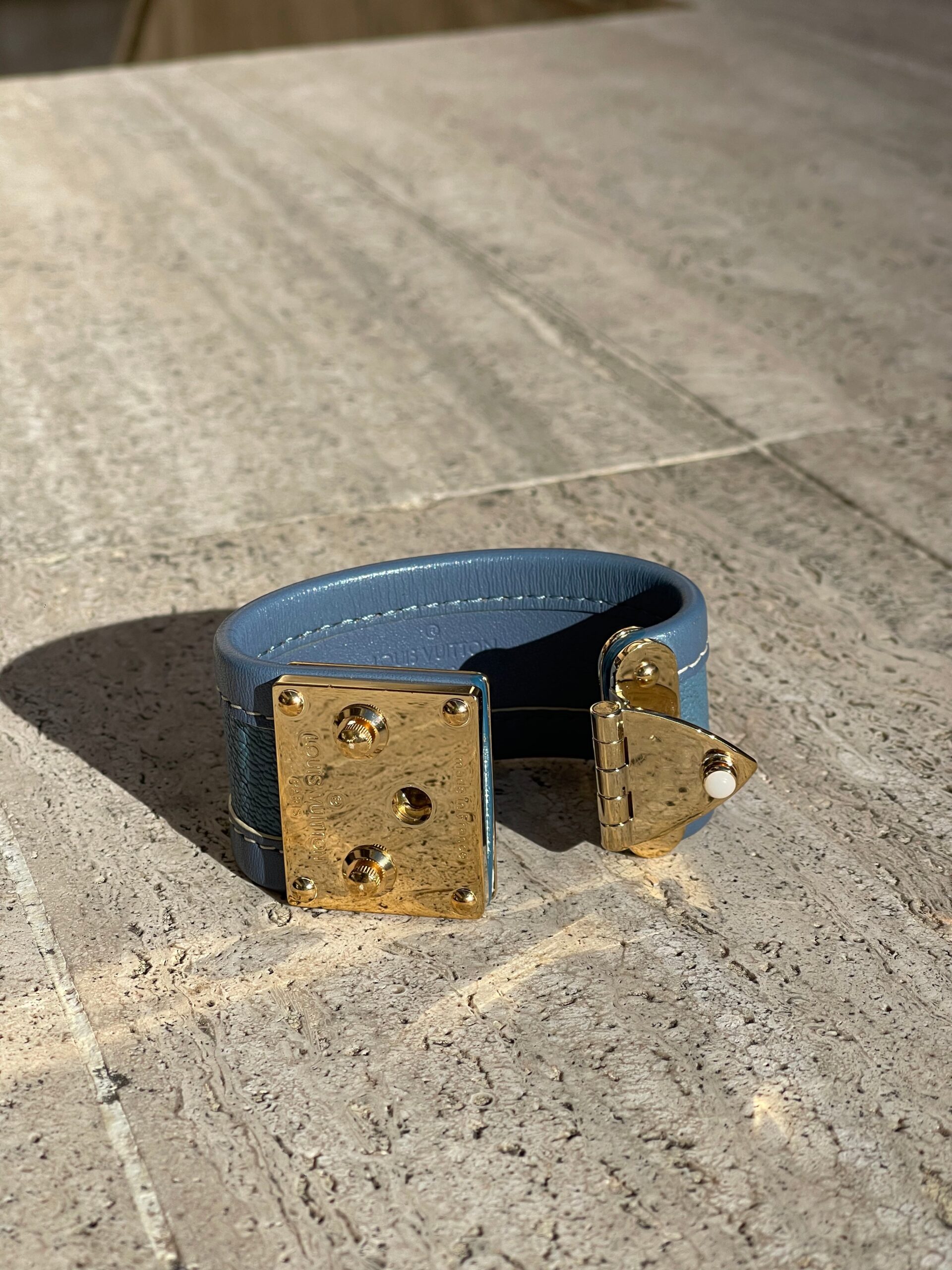 Louis Vuitton – Bracelet Cuir Suhali serrure bleu